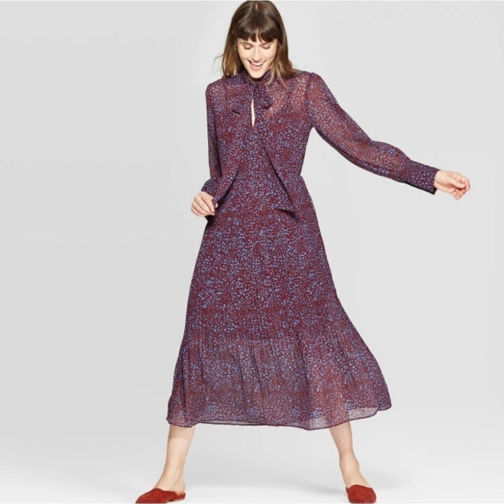 Pleated midi dress with bow tie